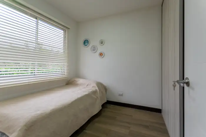 Habitación con ventanal y closet