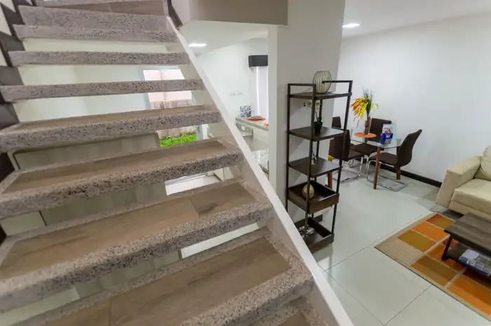 Escaleras y comedor de la casa modelo