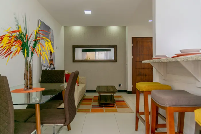Sala y comedor con barra desayunadora