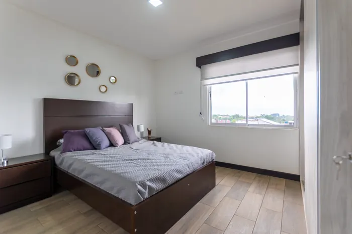 Dormitorio principal con ventanal y vista