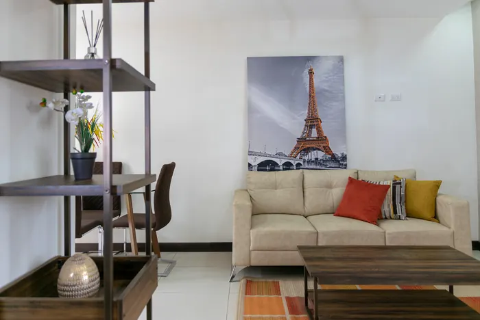 Área de estar con mobiliario y decoración