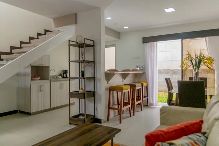 Cocina abierta con barra y escaleras
