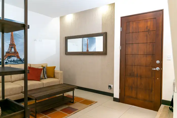 Sala de estar con acceso principal