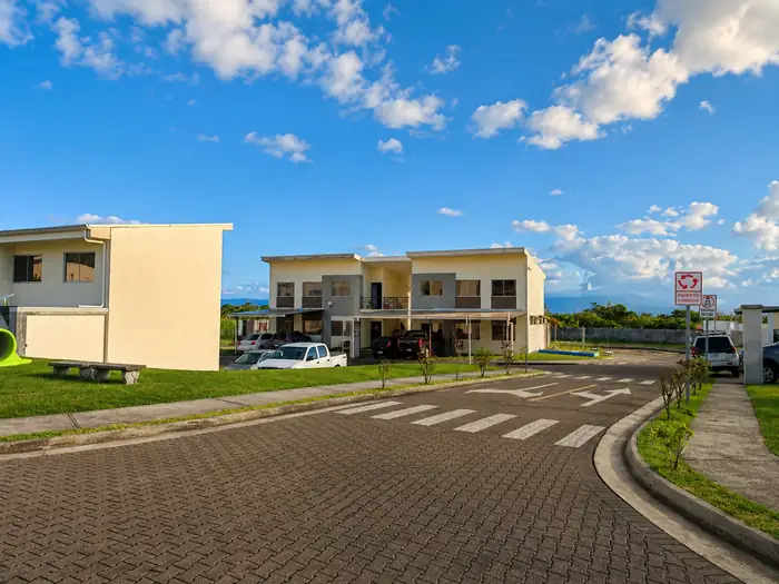 Vista de calle y edificios del condominio Praderas de Carbonal